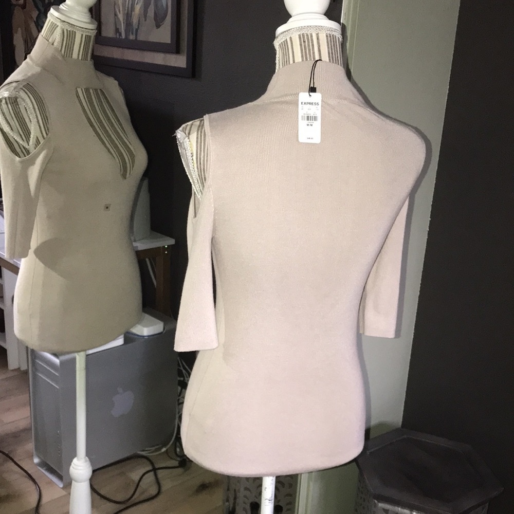 Express, lightweight sweater top, large keyhole front opening - Picture 6 of 8